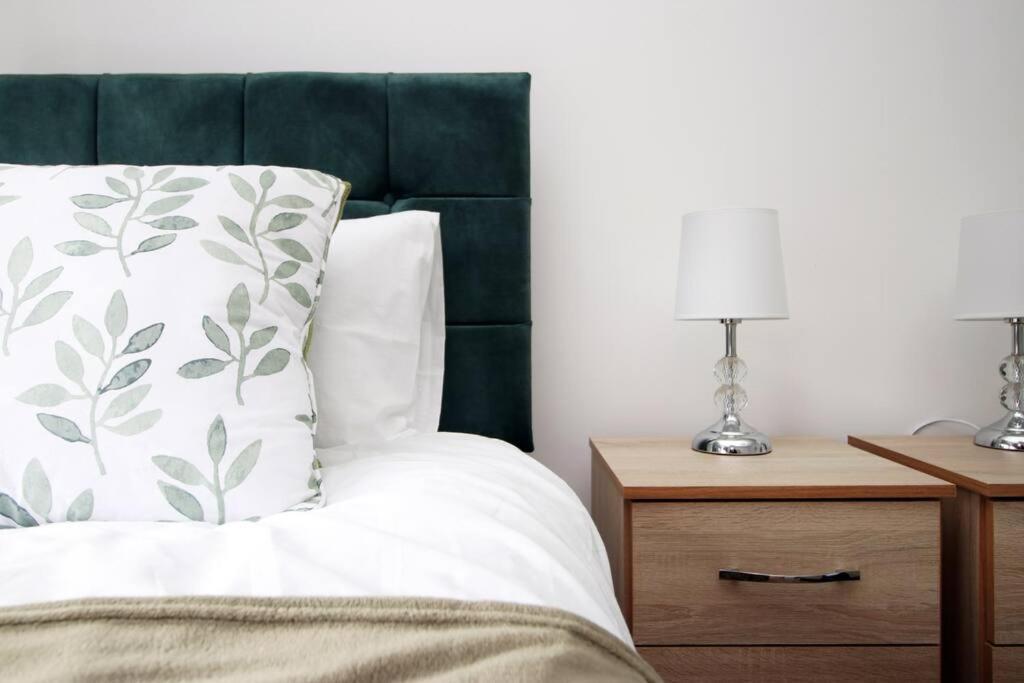 Holiday House For 7 Guests, Free Wi-Fi & Self Check-In Explore Newport Βίλα Εξωτερικό φωτογραφία