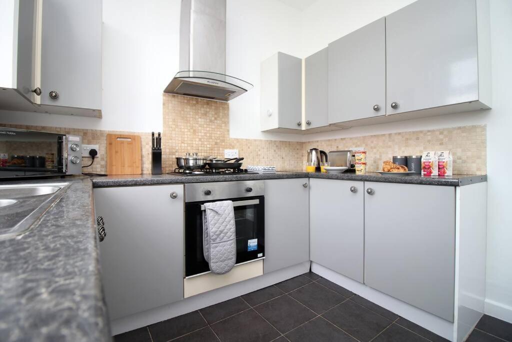 Holiday House For 7 Guests, Free Wi-Fi & Self Check-In Explore Newport Βίλα Εξωτερικό φωτογραφία