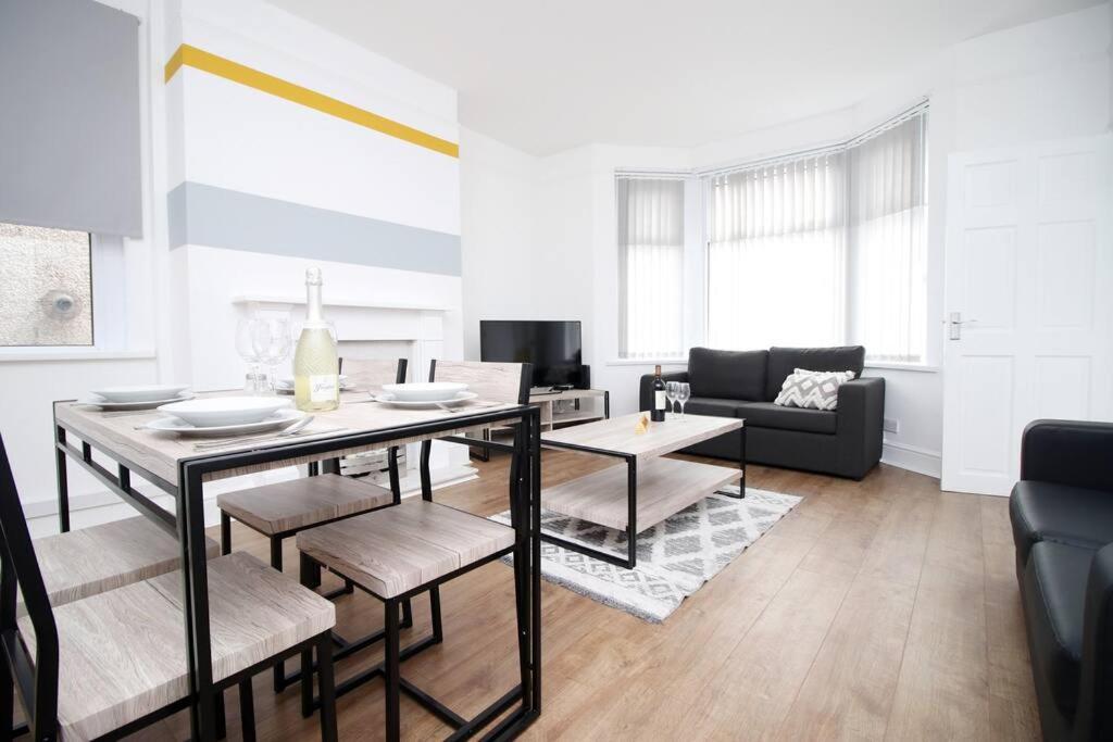 Holiday House For 7 Guests, Free Wi-Fi & Self Check-In Explore Newport Βίλα Εξωτερικό φωτογραφία