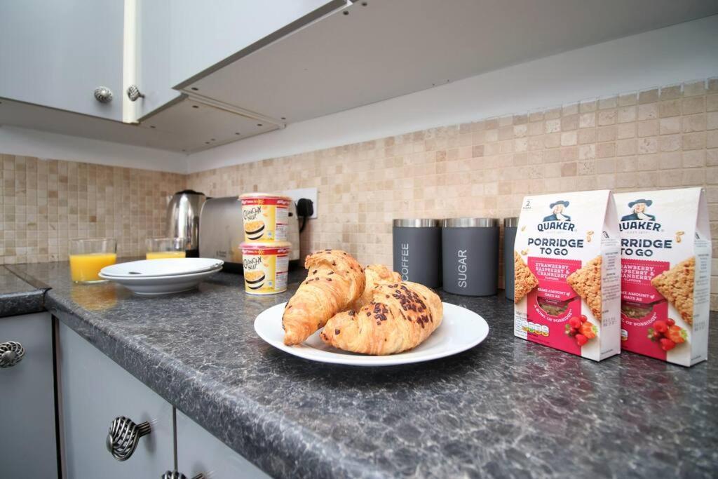 Holiday House For 7 Guests, Free Wi-Fi & Self Check-In Explore Newport Βίλα Εξωτερικό φωτογραφία