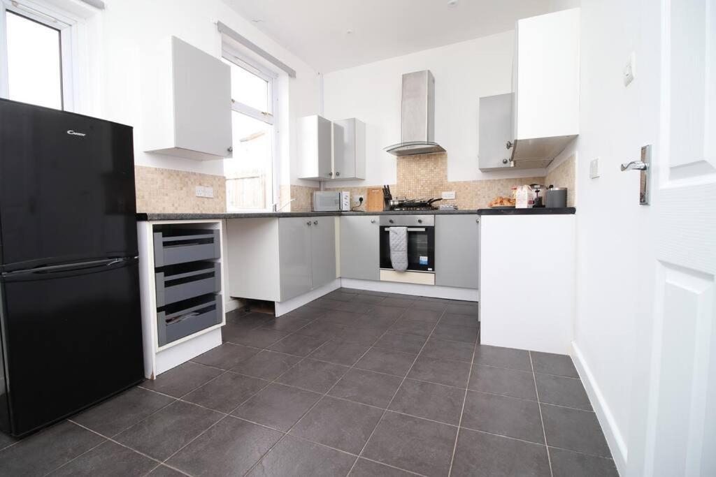 Holiday House For 7 Guests, Free Wi-Fi & Self Check-In Explore Newport Βίλα Εξωτερικό φωτογραφία