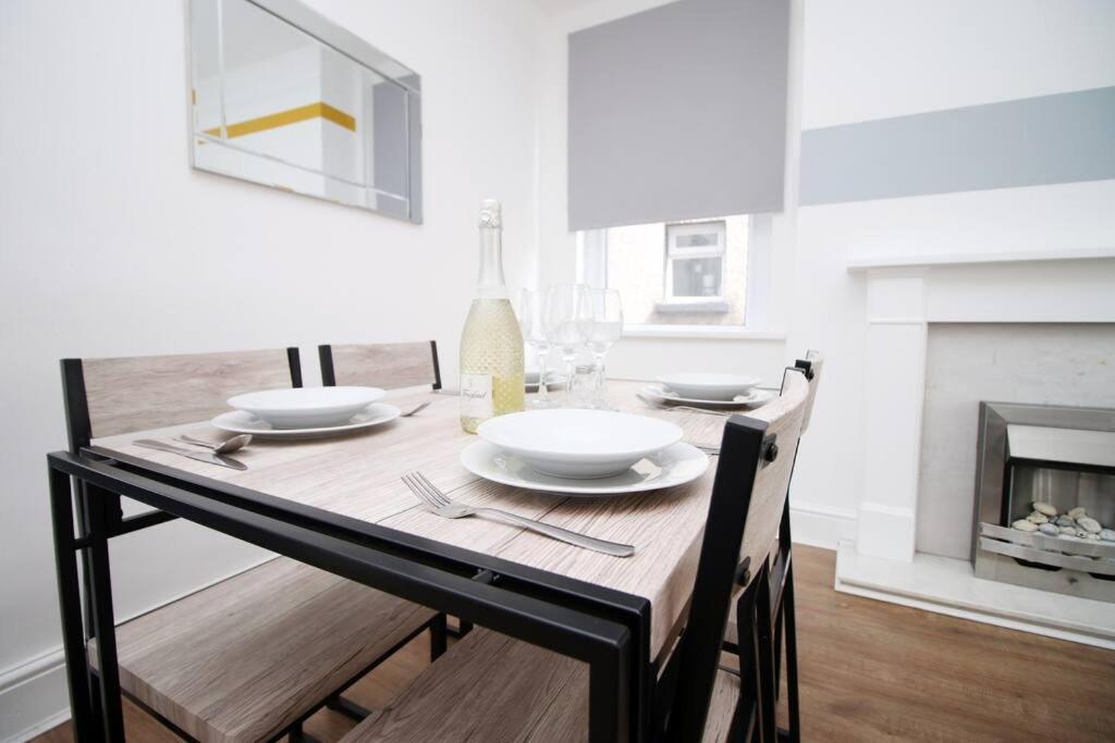 Holiday House For 7 Guests, Free Wi-Fi & Self Check-In Explore Newport Βίλα Εξωτερικό φωτογραφία