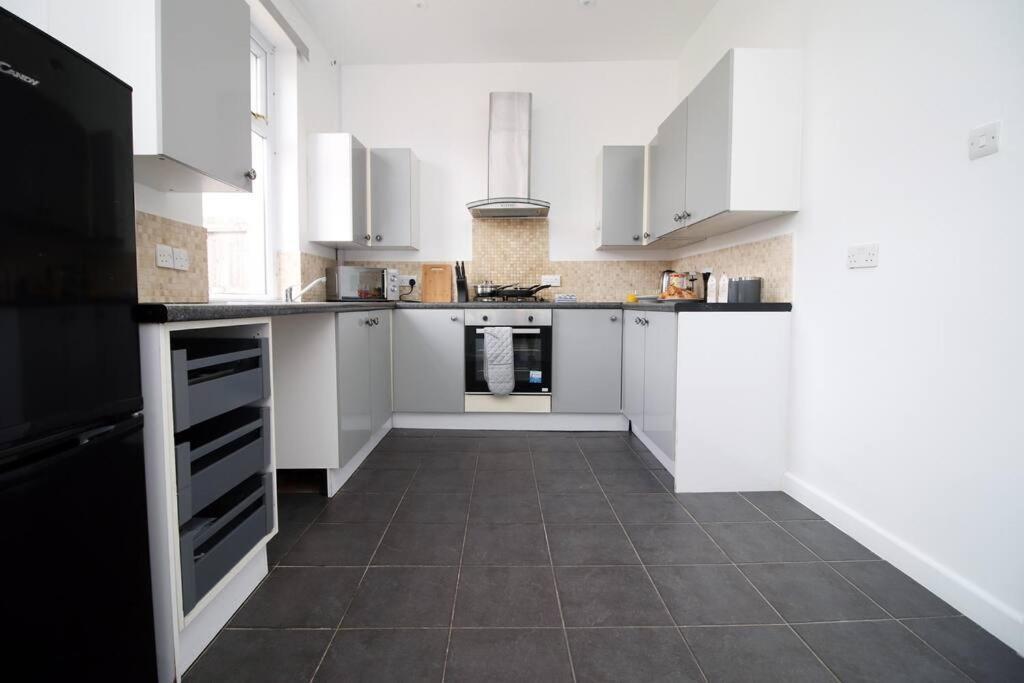 Holiday House For 7 Guests, Free Wi-Fi & Self Check-In Explore Newport Βίλα Εξωτερικό φωτογραφία