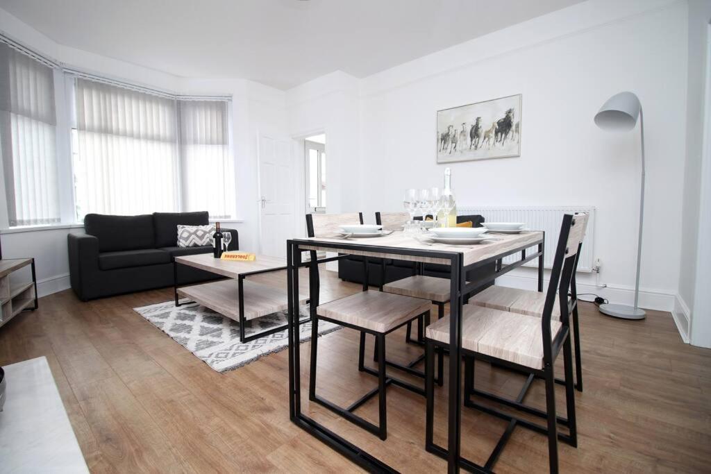 Holiday House For 7 Guests, Free Wi-Fi & Self Check-In Explore Newport Βίλα Εξωτερικό φωτογραφία