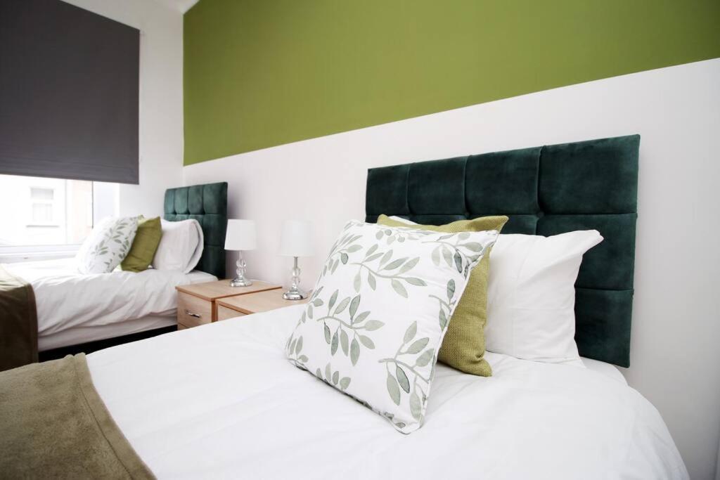 Holiday House For 7 Guests, Free Wi-Fi & Self Check-In Explore Newport Βίλα Εξωτερικό φωτογραφία