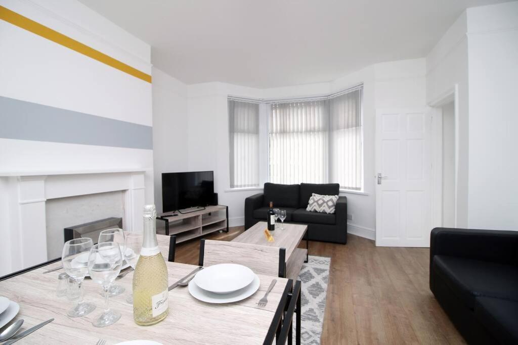 Holiday House For 7 Guests, Free Wi-Fi & Self Check-In Explore Newport Βίλα Εξωτερικό φωτογραφία