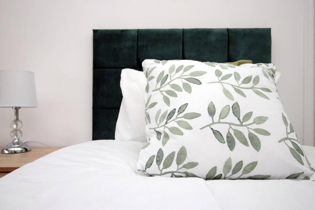 Holiday House For 7 Guests, Free Wi-Fi & Self Check-In Explore Newport Βίλα Εξωτερικό φωτογραφία